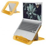 Laptop z tapetą z sukulentem, na żółtej podkładce Leitz Cosy obok pokazana sama podstawka.