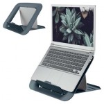 Laptop z tapetą z sukulentem, na szarej podkładce Leitz Cosy obok pokazana sama podstawka.