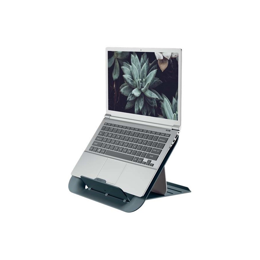 Laptop z tapetą z sukulentem, na szarej podkładce Leitz Cosy.