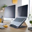 Biurko a na nim laptop na podstawce Leitz Cosy w kolorze szarym.