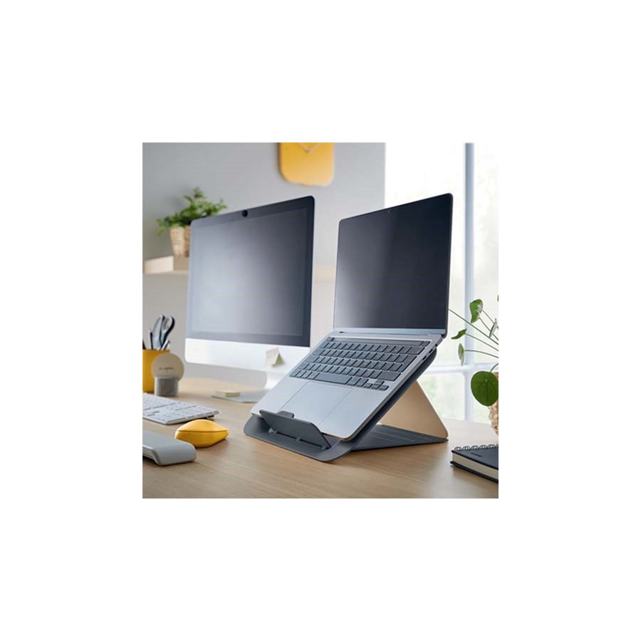 Biurko a na nim laptop na podstawce Leitz Cosy w kolorze szarym.