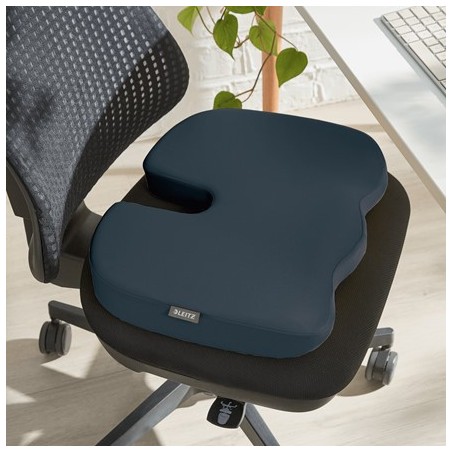 Poduszka Leitz Ergo Cosy w szarym kolorze, jest położona na czarne krzesło biurowe.