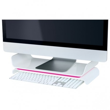 Podstawka pod monitor różowa Leitz, na podstawce monitor, a pod nią klawiatura.