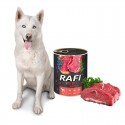Pies obok puszki z karmą Rafi z wołowiną