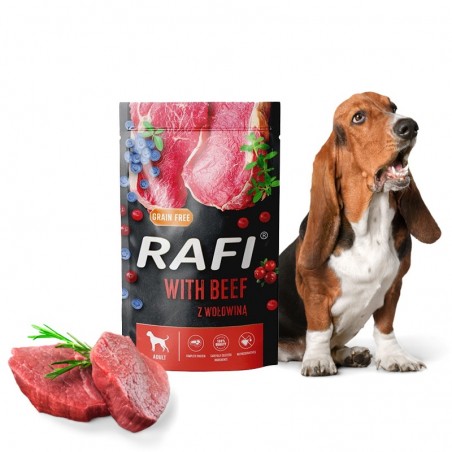 Pies obok saszetki Rafi wołowina