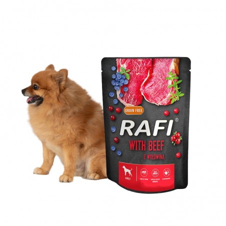 Pies obok saszetki Rafi z wołowiną